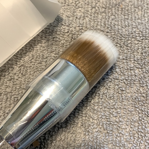 LOT #54 - New Large Clinique Makeup Brush - Picture 2 of 4